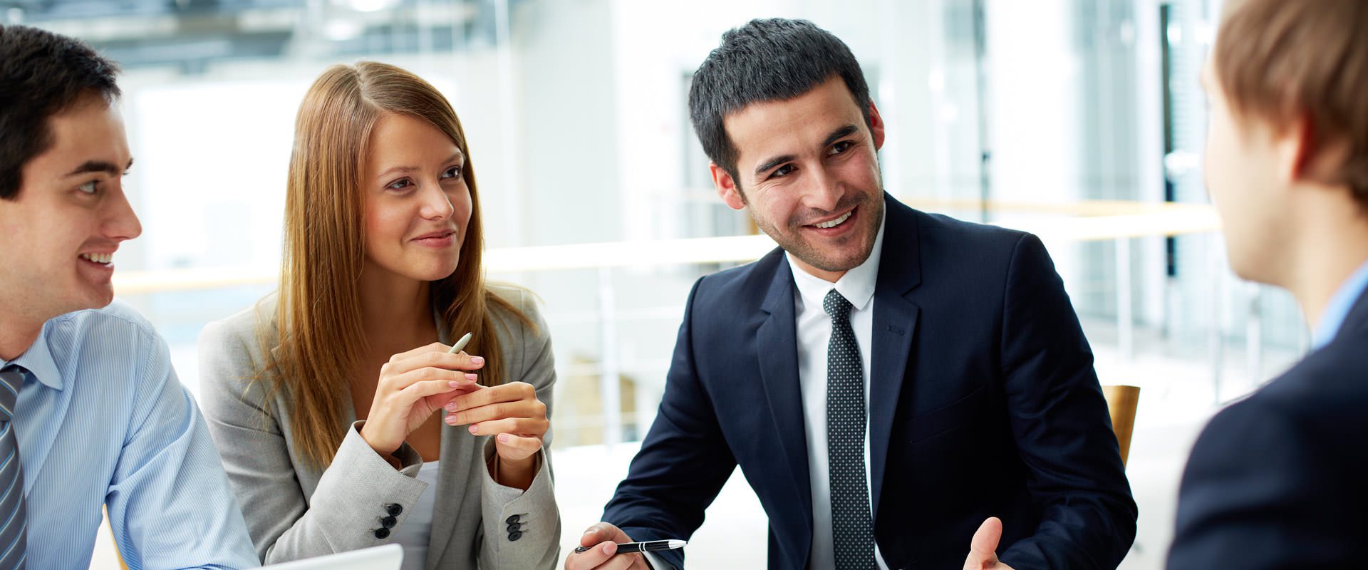header-team-discussing